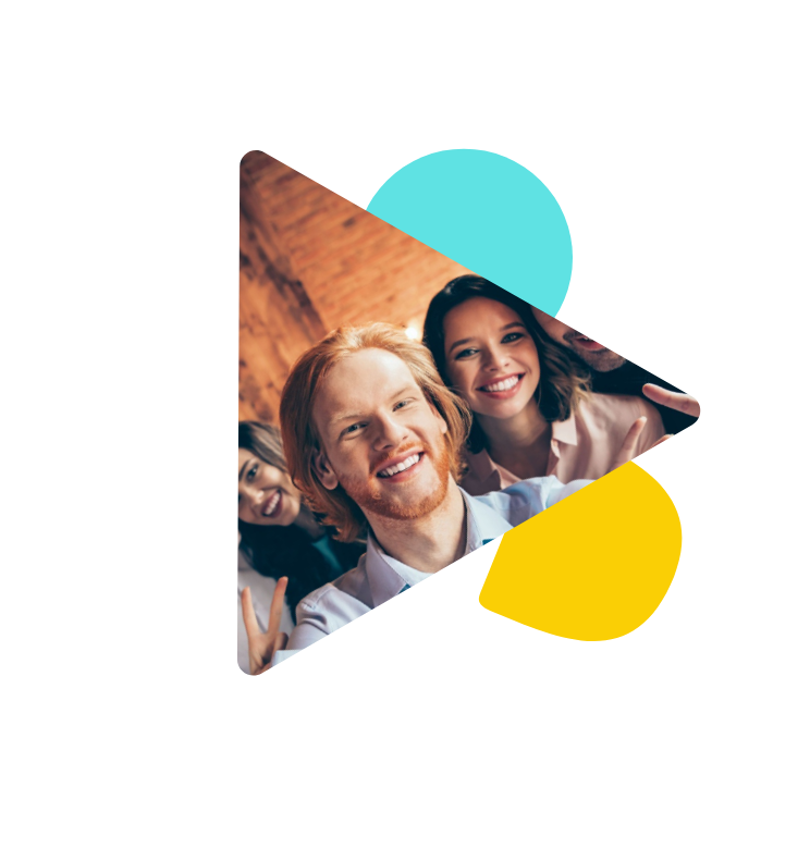 Ausschnitt eines Gruppenselfies. Ein Mann mit rotem Haar im Vordergrund, hinter ihm stehen weitere Personen und blicken in die Kamera.