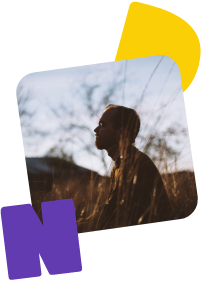 Mann im Profil. Er sitzt mit geschlossenen Augen in einem Weizenfeld.