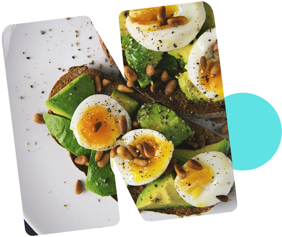 Zwei Toastscheiben mit Avocado und Ei.