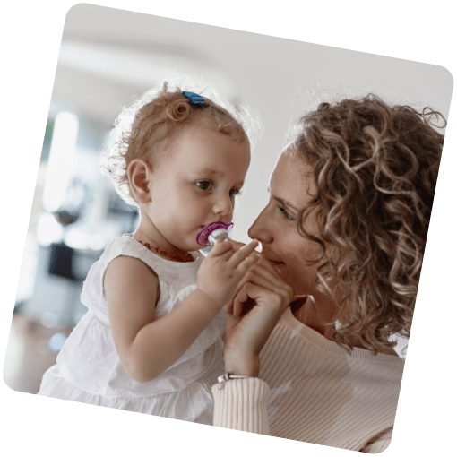 Mutter mit ihrer kleinen Tochter im Arm