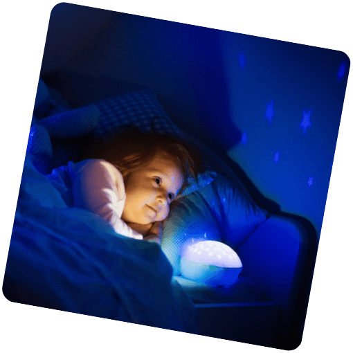 Ein Mädchen in ihrem Bett beim Einschlafen