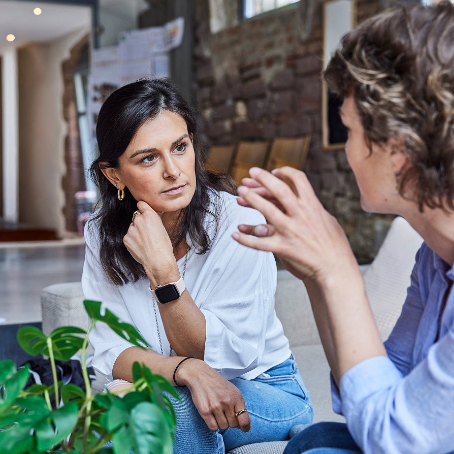 Zwei Neurodermitis-Betroffene im Gespräch über Systemtherapien bei Neurodermitis
