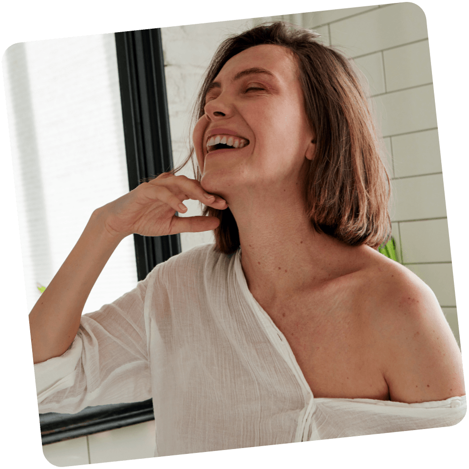 Neurodermitis-Betroffene lacht zufrieden