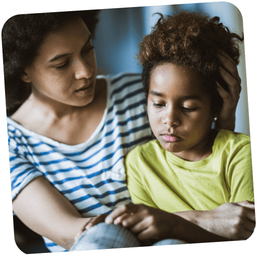 Mutter tröstet ihr von Neurodermitis betroffenes Kind