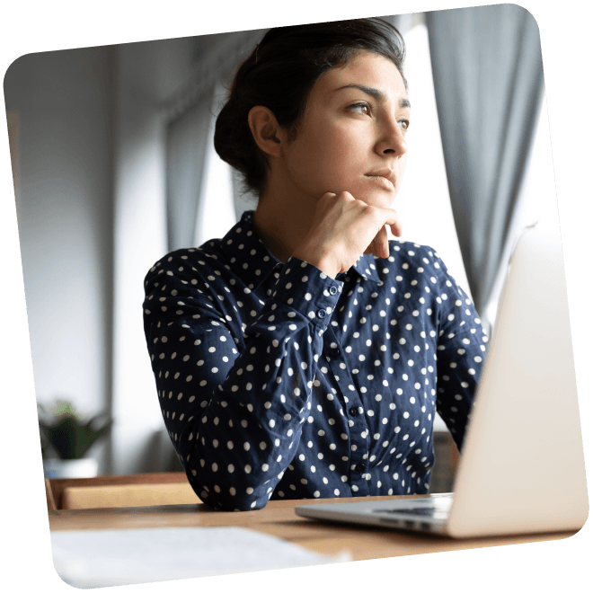 Junge Frau sitzt am Laptop