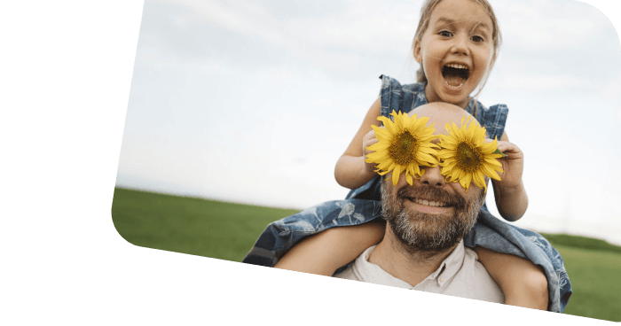 Vater mit seiner Tochter auf den Schultern