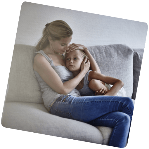 Mutter tröstet ihr von Neurodermitis betroffenes Kind