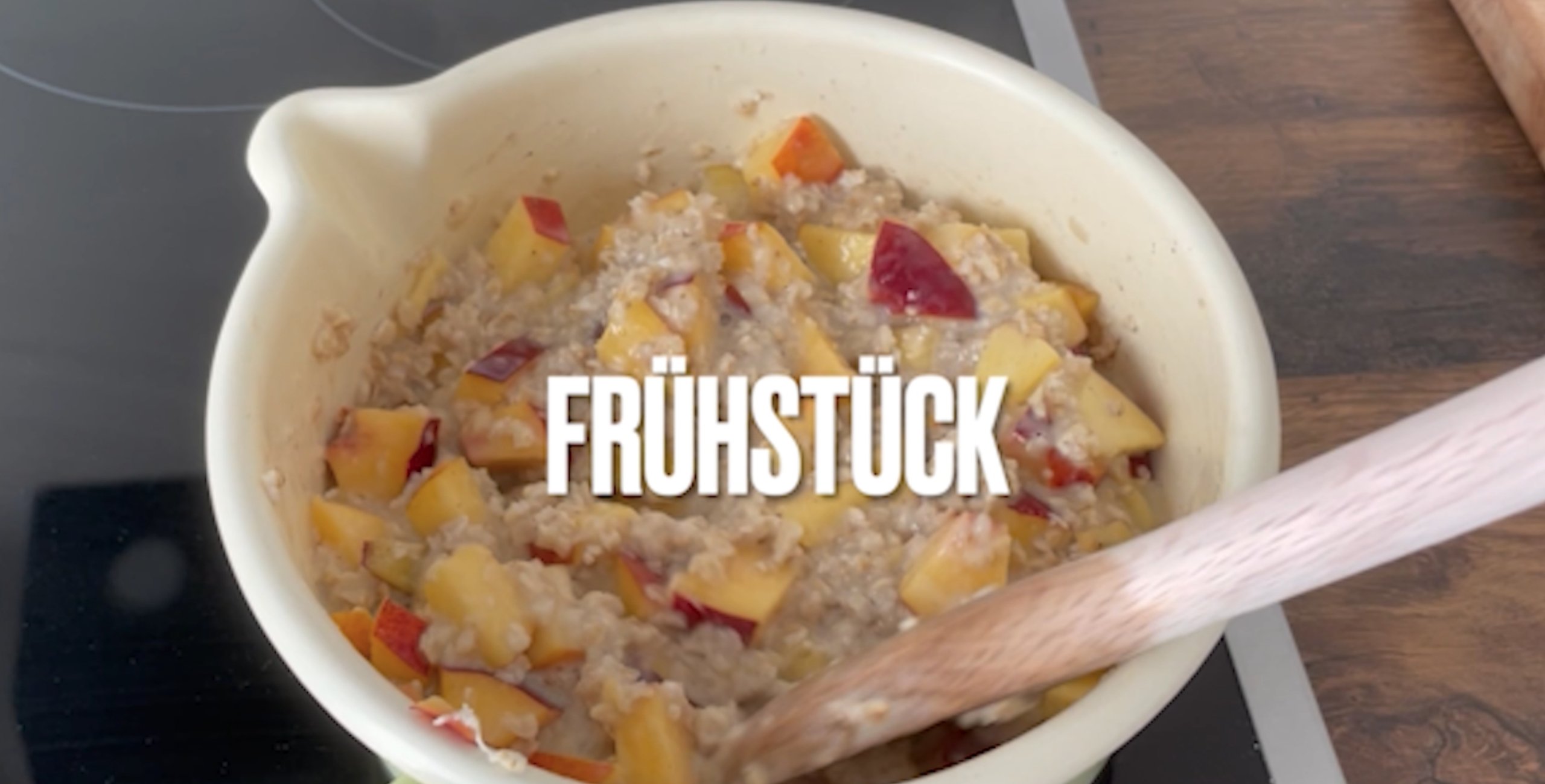 Schüssel mit Porridge und Nektarinen