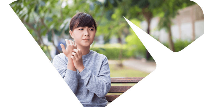 Neurodermitis-Betroffene kratzt sich an der Hand