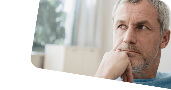 Neurodermitis-Patient sitzt nachdenklich im Wartezimmer