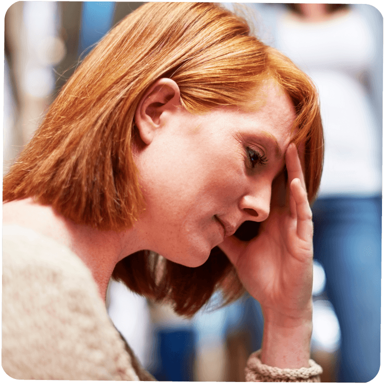 Frau fasst sich nachdenklich an den Kopf