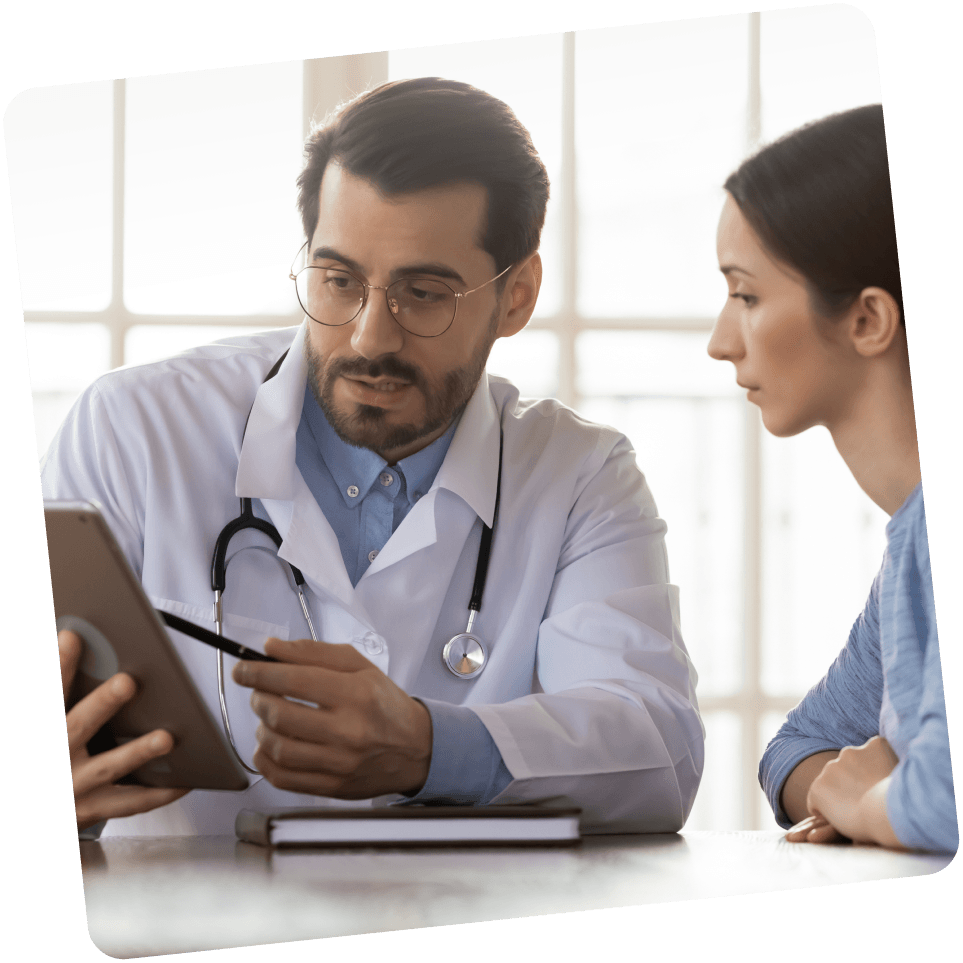 Arzt und Neurodermitis-Patientin im Gespräch