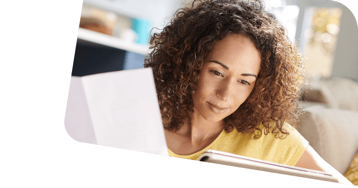 Neurodermitis-Patientin informiert sich über mögliche Therapien