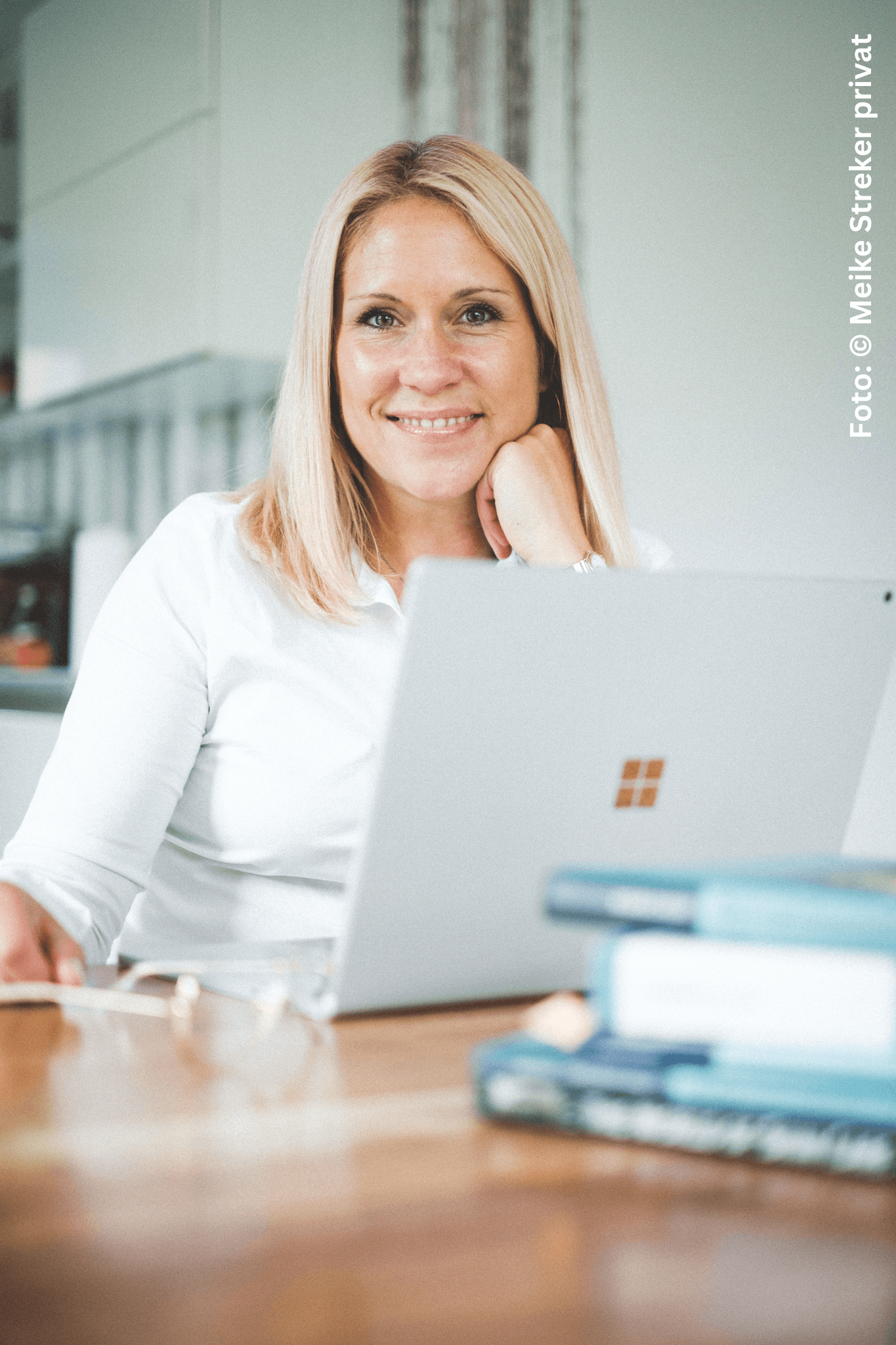 Dr. Mareike Streker; junge blonde Frau sitzt am Schreibtisch vor einem Laptop