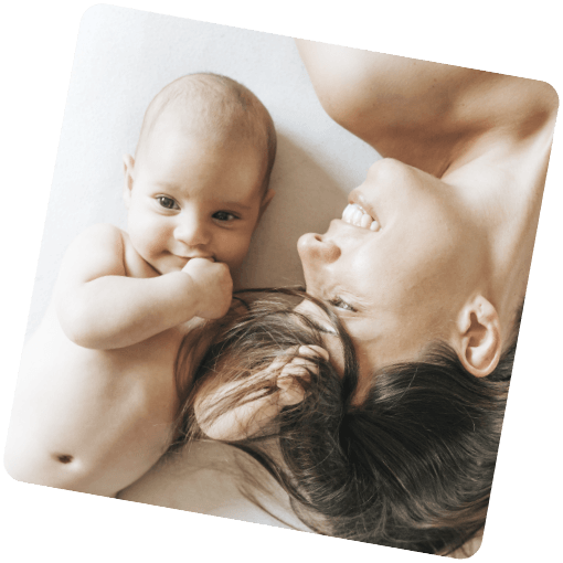 Mutter liegt mit ihrem Baby im Bett