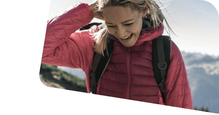 Junge Frau beim Wandern