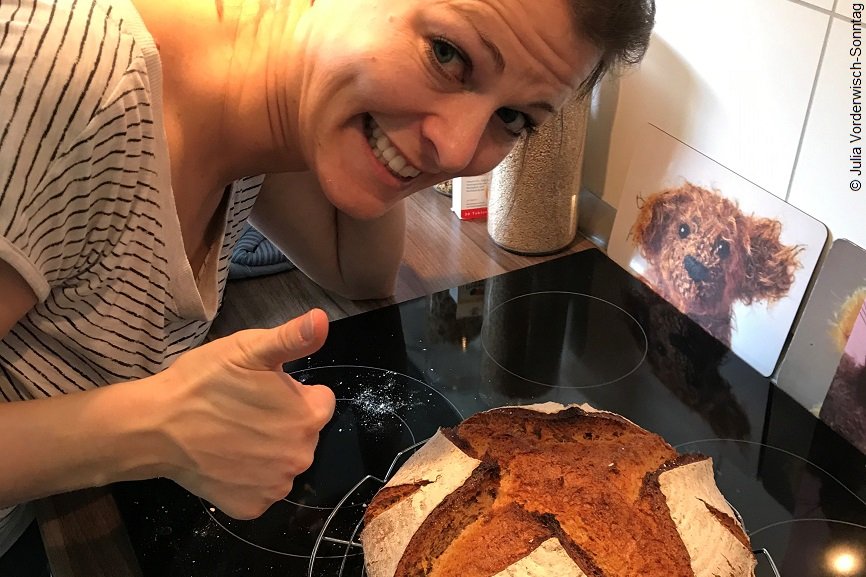 Unsere Bloggerin Julia mit frisch gebackenem Brot