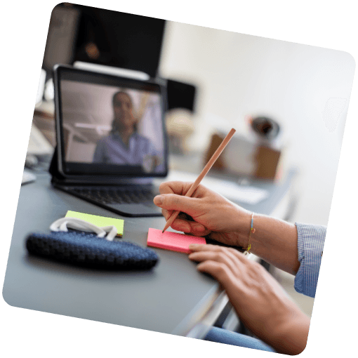 Patientin in einer Online-Schulung