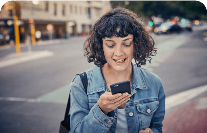 Junge Frau schaut in ihr Handy