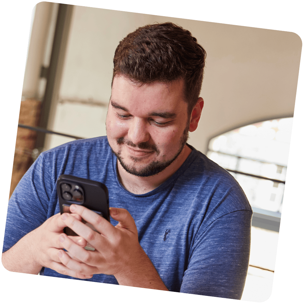 Junger Neurodermitis-Patient macht den ADCT Selbsttest an seinem Handy