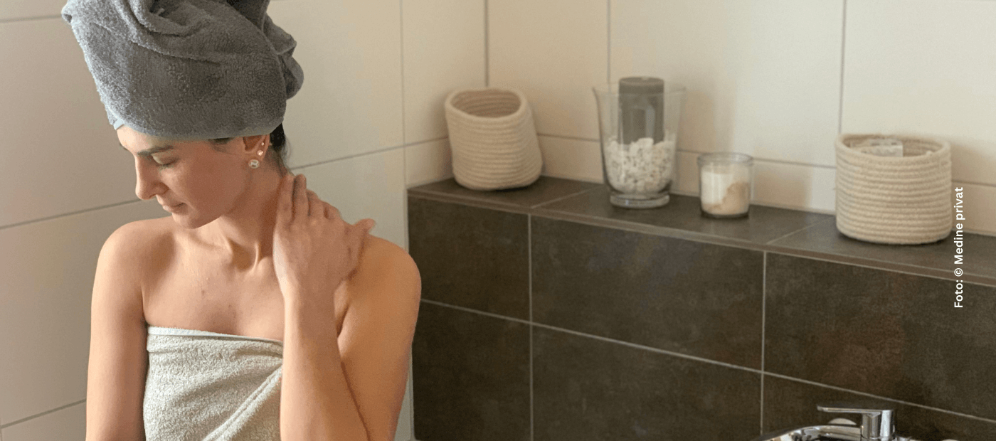 Medine im Badezimmer; sie kümmert sich um ihre Neurodermitis