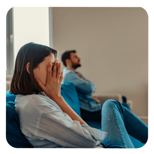 Mutter sitzt verzweifelt auf dem Sofa