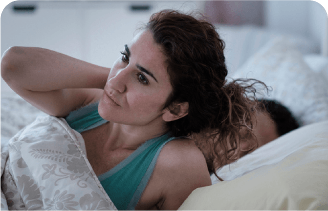 Neurodermitis-Betroffene liegt nachts wegen Juckreiz wach