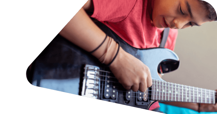 Junge spielt Gitarre