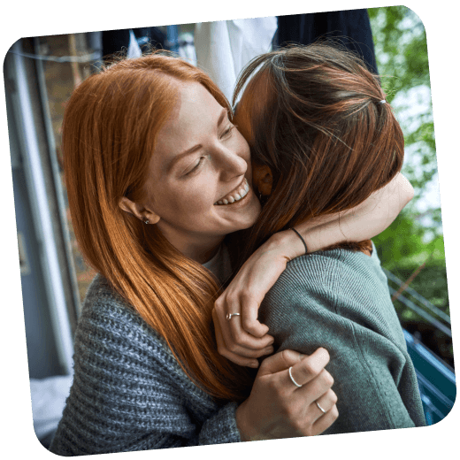 Zwei Freundinnen umarmen sich