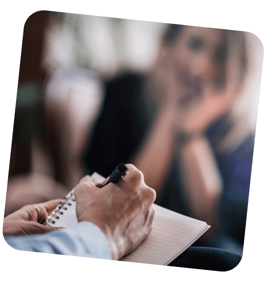 Psychologe und Neurodermitis-Patientin im Gespräch